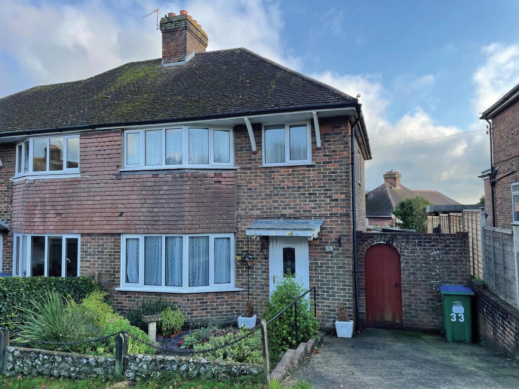 Lot: 77 - HOUSE WITH DRIVEWAY AND GARDENS IN NEED OF UPDATING -